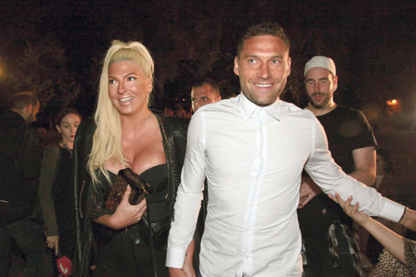 OGLASIO SE KARLEUŠIN NAJBOLJI PRIJATELJ: Uputio JASNU PORUKU povodom spekulacija o Jeleninom i Duškovom RAZVODU!