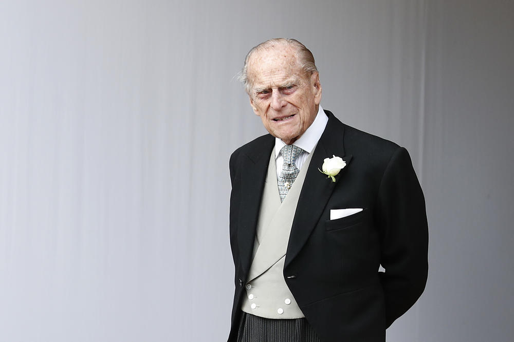 KRALJICA ELIZABETA DOBILA RUŽU NAZVANU PO POKOJNOM SUPRUGU: Princu Filipu bi danas bio 100. rođendan! (FOTO/VIDEO)
