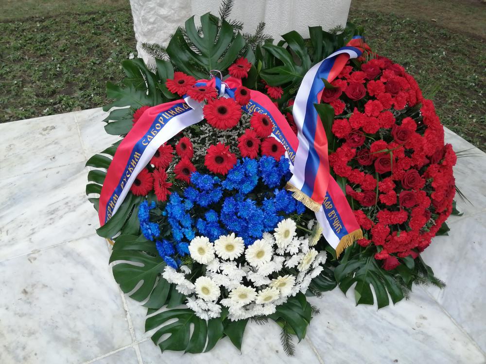 Venci na spomeniku koji su ostavili predsednici Vučić i Putin  