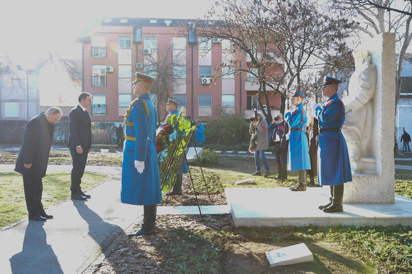 PUTIN JE OSTAVIO VUČIĆA NA GROBLJU I POKLONIO SE OVOM GROBU! Ovo su KOSTI HEROJA pred kojima se Vladimir poklonio