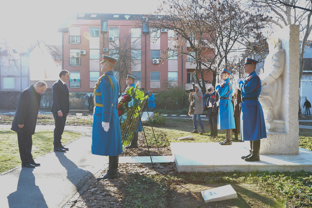 PUTIN JE OSTAVIO VUČIĆA NA GROBLJU I POKLONIO SE OVOM GROBU! Ovo su KOSTI HEROJA pred kojima se Vladimir poklonio