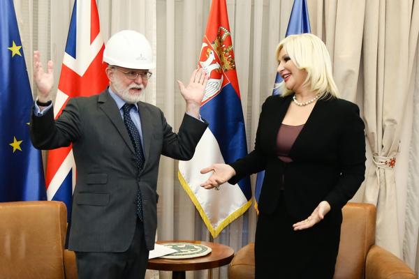 ZORANA JE AMBASADORU BRITANIJE STAVILA ŠLEM NA GLAVU! Denis Kif dobio je poklon KOJI NIJE OČEKIVAO (FOTO)