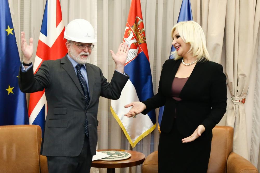 ZORANA JE AMBASADORU BRITANIJE STAVILA ŠLEM NA GLAVU! Denis Kif dobio je poklon KOJI NIJE OČEKIVAO (FOTO)
