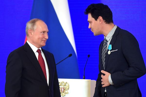 BIKOVIĆ JUČE RUČAO S PUTINOM: Glumac još jednom dokazao kakvo poštovanje uživa kod PREDSEDNIKA RUSIJE!