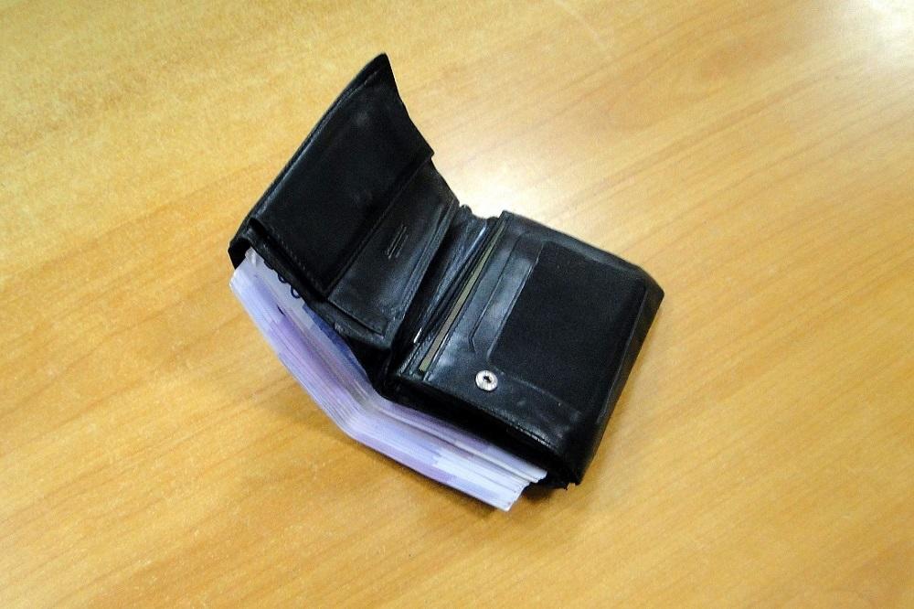 REKLI SU DA NEMAJU ŠTA DA PRIJAVE! Kad su im izvrnuli čarape i novčanike, carinici su IMALI ŠTA DA VIDE (FOTO)