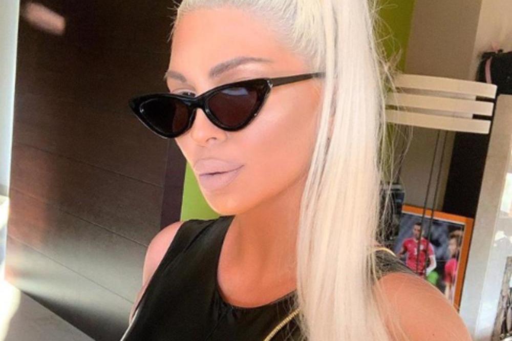 CELA ZADNJICA IZLETELA IZ POCEPANOG TEKSASA: Karleušino pozadinsko REMEK DELO, doživelo PRAVU EKSPLOZIJU! (FOTO)