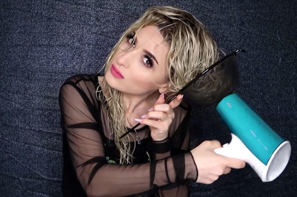 UZELA JE KUHINJSKU CEDILJKU I NAPRAVILA SAVRŠENE LOKNE: TRIK da vam KOSA izgleda kao da ste DŽESIKA SIMPSON