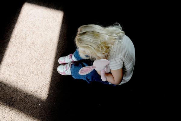 NEMOJ NIKOME DA PRIČAŠ, TO JE NAŠA TAJNA: Devojčica koju je hranitelj zlostavljao od 10.godine OPISALA SAV UŽAS