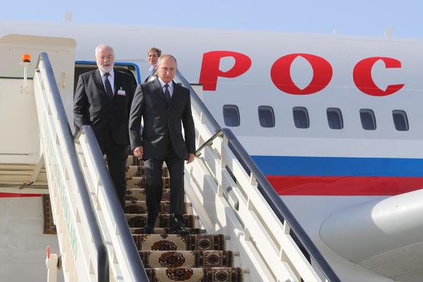 PUTIN BEZ NJE NE LETI NIGDE! Zanosna plavuša njegova je OMILJENA STJUARDESA! (FOTO)