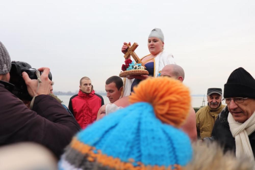 JOVANA (18) JE SRPSKA HEROINA! Pobedila je RAK i prva doplivala do ČASNOG KRSTA u Zemunu! (VIDEO)