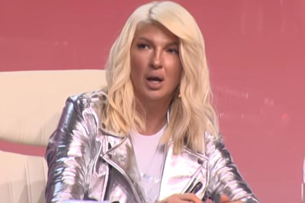 KARLEUŠA POTPUNO ODLEPILA: Objavila NAJPOTRESNIJI STATUS u vezi sa Ognjenom do sada!