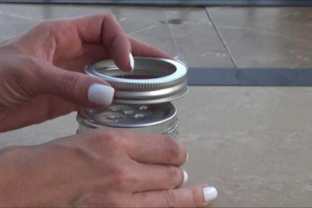 GENIJALAN TRIK ZA VAŠ DOM: Pre nego što joj dođu GOSTI, ona stavi OVO U SOBU! (VIDEO)