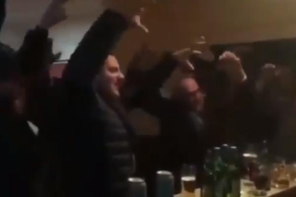 DA SAM PAUK, VELIKU BI MREŽU PLEO, LUDO SAM TE ZAVOLEO: Ovaj snimak iz KAFANE je postao HIT NA TVITERU! (VIDEO)