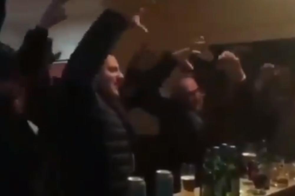 DA SAM PAUK, VELIKU BI MREŽU PLEO, LUDO SAM TE ZAVOLEO: Ovaj snimak iz KAFANE je postao HIT NA TVITERU! (VIDEO)