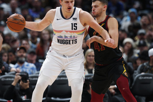 ŠTA RADI OVAJ ČOVEK!!! Novi tripl-dabl Nikole Jokića, Sakramento trojkom u poslednjoj sekundi do pobede!