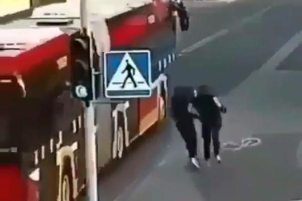 ZAMALO DA JOJ TOČAK PREĐE PREKO GLAVE Ovaj lik je gurnuo devojku POD autobus, A ONDA SE DESIO JOŠ VEĆI ŠOK! (VIDEO)