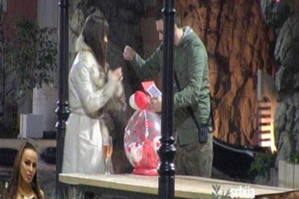 KAMERE SU SVE ZABELEŽILE: Posle veridbe, pao se*s na rajskom ostrvu! (VIDEO)