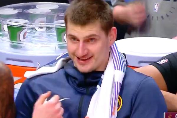 DEČKO, ZAR NEMAŠ TI DEVOJKU? Jokić ostvario tripl-dabl, pa poentirao i sa klupe!