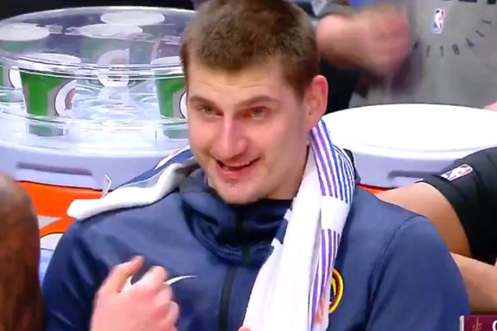 DEČKO, ZAR NEMAŠ TI DEVOJKU? Jokić ostvario tripl-dabl, pa poentirao i sa klupe!