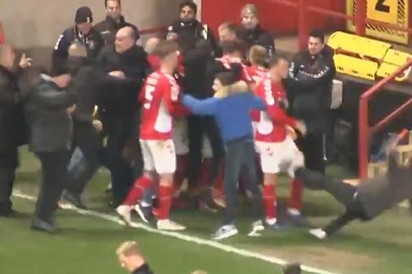 POTPUNO LUDILO USRED UTAKMICE: Navijači uleteli na teren, jedan od njih uklizao sopstvenom igraču u međunožje!