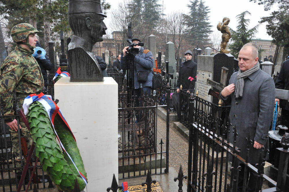 SEĆANJE NA MIŠIĆA, BOJOVIĆA I ŠTURMA: Obeležene godišnjice smrti polaganjem venaca na Novom groblju (FOTO)