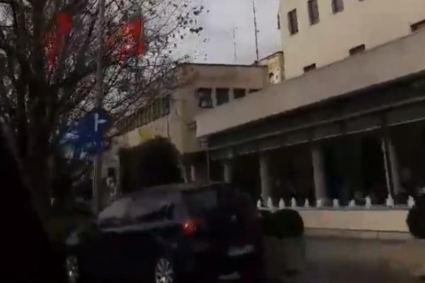 PODGORICA PREPLAVLJENA ALBANSKIM ZASTAVAMA: Rama ukinuo granicu s Crnom Gorom? (VIDEO)