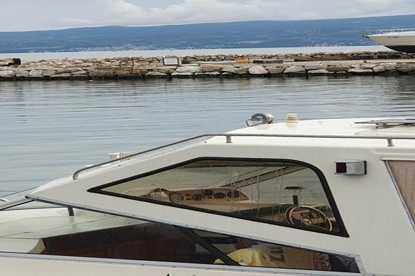 NOVI UŽAS NA HVARU! Policajci otišli da urade uviđaj na BRODU SMRTI, pa i njih zadesilo TROVANJE