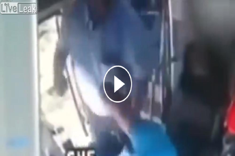 UDARIO JE VOZAČA U GRADSKOM PREVOZU: Sad u bolnici MNOGO ŽALI što je to napravio! (VIDEO)