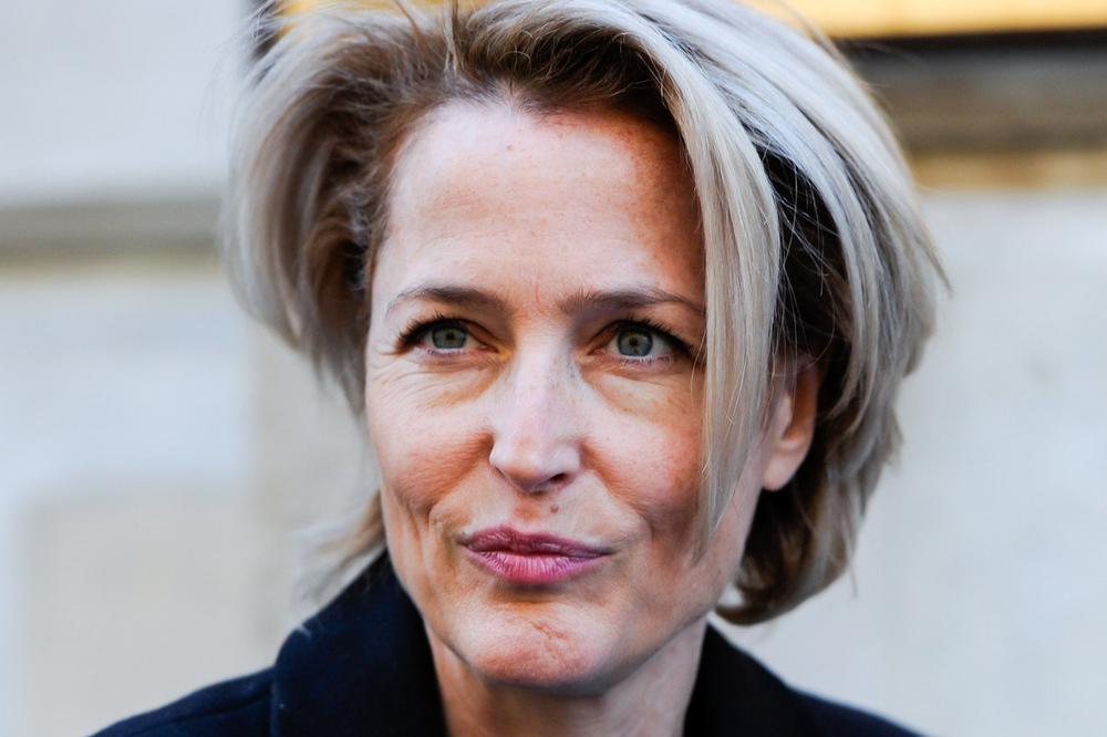 POZNATA GLUMICA NE NOSI GRUDNJAK A GRUDI JOJ VISE DO PUPKA: Pokazuje ih GDE STIGNE bez blama! (FOTO)