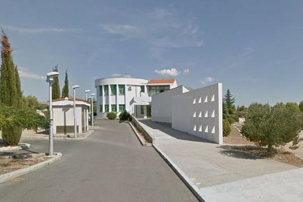 DOMAR SE ZAKLJUČAO U ŠKOLU I NIKOG NIJE PUŠTAO! Tvrdi da je doživeo MOBING, a razlog je šokanatan!