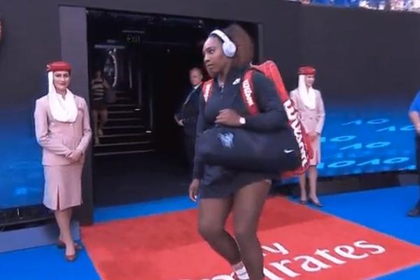 KAKVA ISPALA SERENE VILIJAMS: Poletela da izađe kad je spiker najavio najbolju igračicu sveta, pa se izblamirala!