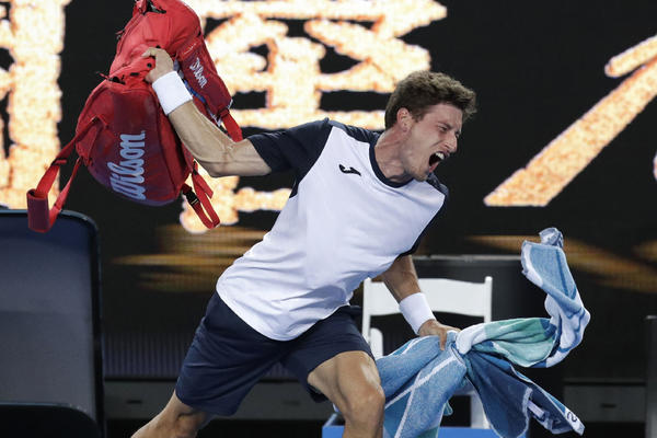 SKANDAL NA AUSTRALIJAN OPENU: Karenju Busti ukradena pobeda, napravio haos, bacao torbe, ali Nišikori ide na Novaka