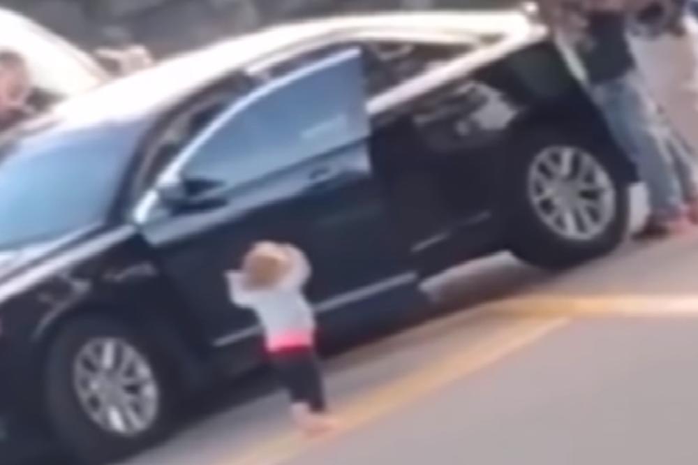 TATA JE DAO ĆERKI ČOKOLADU I OSTAVIO JE SAMU U KOLIMA: Kad se vratio, nije mogao da VERUJE ŠTA JE URADILA! (VIDEO)