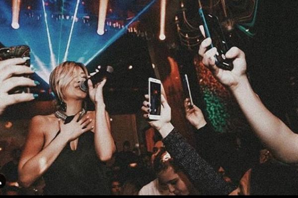 POSLE NAVODA DA JE HOMOSEKSUALAC SLOBA SE IPAK POJAVIO KOD KIJE NA NASTUPU!