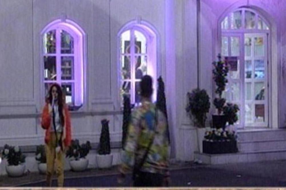 MIKI IH RAZOTKRIO! Pao s**s u tuš kabini! ANA I DAVID PROVALJENI!