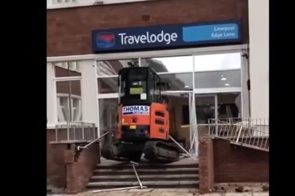 RADNIK NIJE PRIMIO PLATU, PA JE ODLUČIO DA POKAŽE ŠEFOVIMA SVOJ BES: Seo je u BAGER i napravio HAOS! (VIDEO)