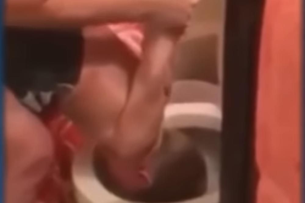 DA LI JE OVO NAJGORA MAJKA GODINE? Prete joj smrću, nakon što je sinu (3) uradila OVO! (VIDEO)