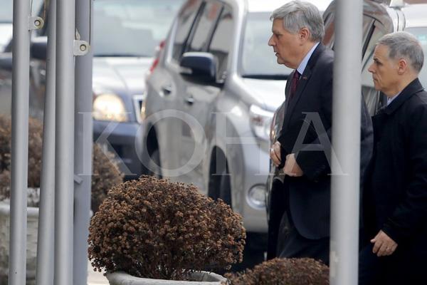 AMERIČKI AMBASADOR ZBRISAO POSLE SASTANKA, HARADINAJ ZANEMEO, A VESELJI... Da li ovo ZNAČI KRAJ za TAKSE?