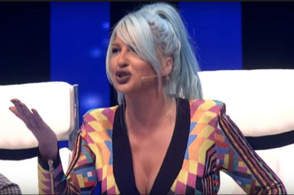 KARLEUŠA NAPUSTILA SRBIJU: Na aerodromu se pojavila u NEOBIČNOM IZDANJU, a svima je zapao za oko JEDAN DETALJ!