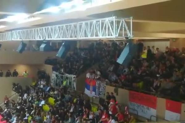 GROBARI SE USTREMILI NA KIKANOVIĆA: Pljuštale su uvrede na njegov račun, a onda im je on ovako odgovorio!