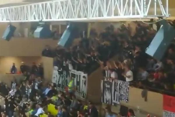 NEVIĐENI KIKS DOMAĆINA IZAZVAO LUDNICU KOD GROBARA: Pustili s razglasa pesmu navijača Partizana!