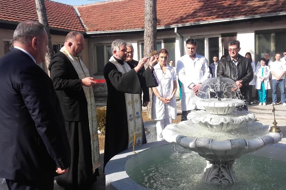 OD DANAS I NJU BOG ČUVA: U Leskovcu osveštana fontana u dvorištu bolnice, ovako je izgledala ceremonija (VIDEO)