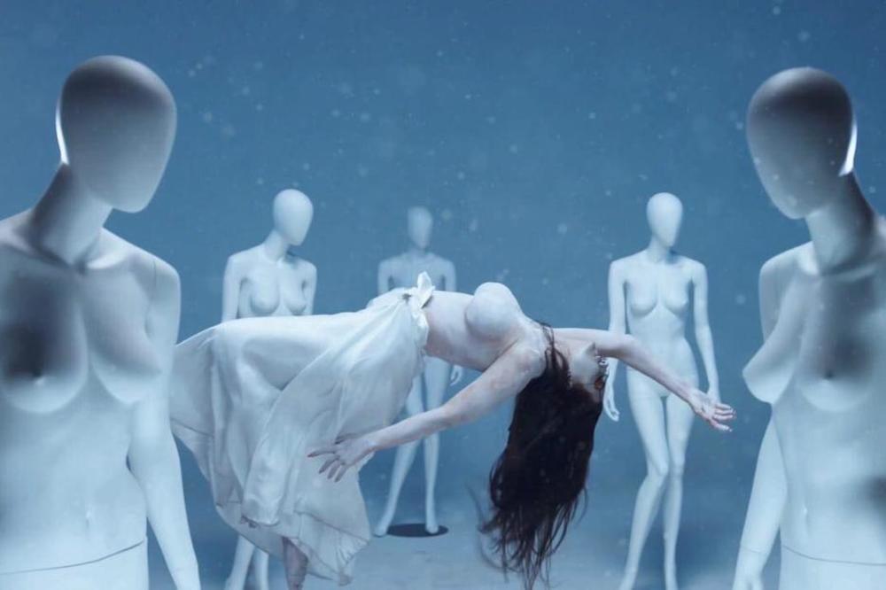 SRPSKA PEVAČICA IMALA 30 KILOGRAMA VIŠKA, A ONDA SE PREPOLOVILA! Napumpala se SILIKONIMA i danas izgleda OVAKO!