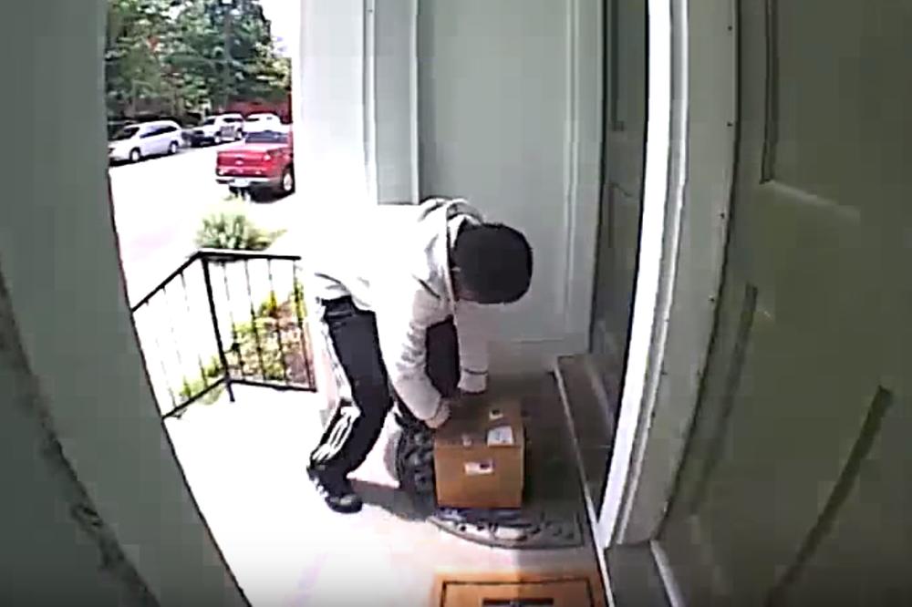 HTEO DA UKRADE PAKET! Čim je video šta se u njemu nalazi, ODMAH SE PREDOMISLIO! (VIDEO)