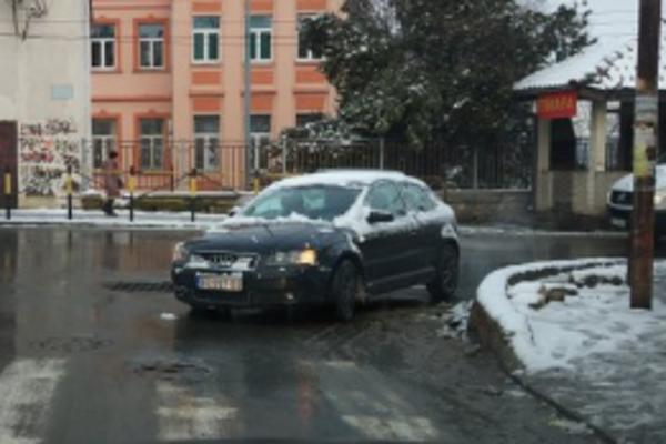 BAHATOST BEZ PREMCA U VIŠNJICI! Parkirao je auto NASRED RASKRSNICE i - otišao! (FOTO)