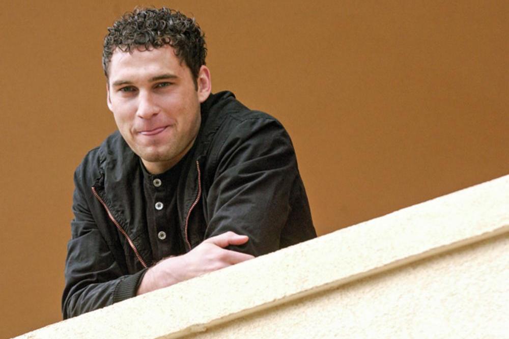 DUŠKO TOŠIĆ U RODNOM SELU PODIGAO VILU! Nekada živeo u TROŠNOJ KUĆI, a sada majka uživa u BAJCI (FOTO)