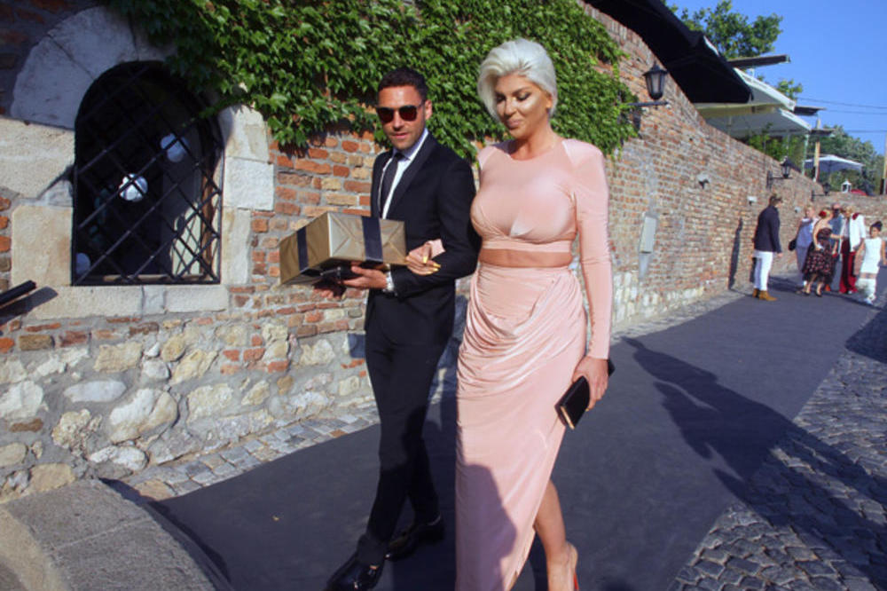 DOK KARLEUŠA HARA PO DUBAIJU, DUŠKO VREME PROVODI SA OVOM ŽENOM: Jako je BITNA u njegovom životu, MNOGO SE VOLE