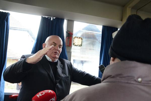 PALMA JE UŠAO U AUTOBUS PUN PUTNIKA, A ONDA JE NASTAO HAOS! Lider Jedinstvene Srbije našao se u velikoj GUŽVI