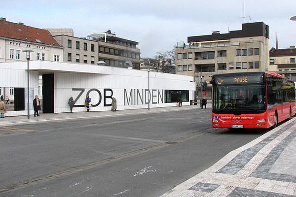 MIGRANTI UZNEMIRAVALI DEVOJKU (17) NA STANICI: Kada je pokušala da pobegne u autobus, uradili su nešto STRAŠNO