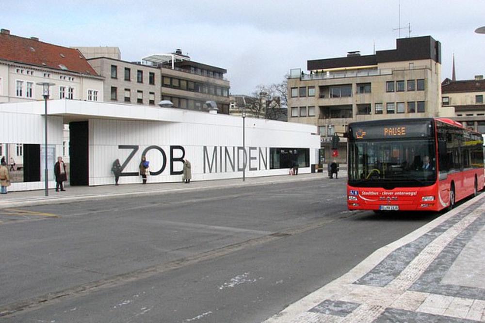 MIGRANTI UZNEMIRAVALI DEVOJKU (17) NA STANICI: Kada je pokušala da pobegne u autobus, uradili su nešto STRAŠNO